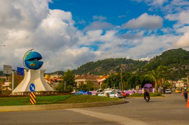 Pearl 'ün içinde bir küre şeklinde bir anıt, yolda Marmaris' te olağandışı bir anıt. Adı Marmaris 'in İncisi..