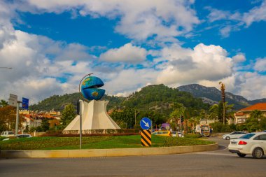 Pearl 'ün içinde bir küre şeklinde bir anıt, yolda Marmaris' te olağandışı bir anıt. Adı Marmaris 'in İncisi..