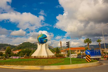 Pearl 'ün içinde bir küre şeklinde bir anıt, yolda Marmaris' te olağandışı bir anıt. Adı Marmaris 'in İncisi..