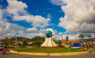 Pearl 'ün içinde bir küre şeklinde bir anıt, yolda Marmaris' te olağandışı bir anıt. Adı Marmaris 'in İncisi..