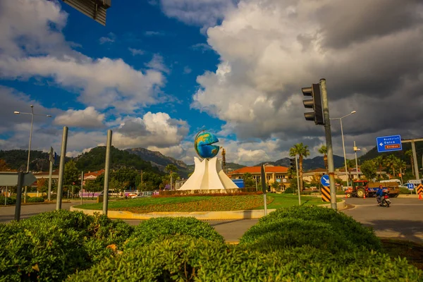Pearl 'ün içinde bir küre şeklinde bir anıt, yolda Marmaris' te olağandışı bir anıt. Adı Marmaris 'in İncisi..