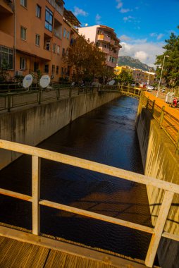 Marmaris, MUGLA, TURKEY: Güneşli bir günde Marmaris şehrinin caddesinde suyla dolu bir kanal.