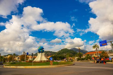 Pearl 'ün içinde bir küre şeklinde bir anıt, yolda Marmaris' te olağandışı bir anıt. Adı Marmaris 'in İncisi..