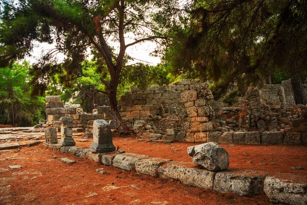 Phaselis トルコ ケメル近くのトルコ アンタルヤ州の曇りの日にPhaselisの古代都市の遺跡のビュー — ストック写真