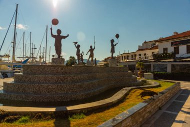 Marmaris 'teki Çocuk Heykelleri' nin olduğu bir çeşme. Oyun oynayan çocukların heykelleri.