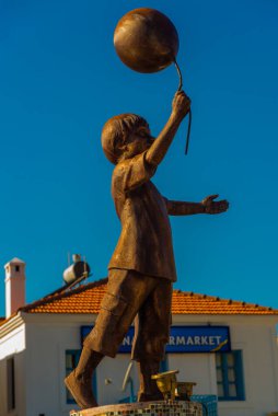 Marmaris 'teki Çocuk Heykelleri' nin olduğu bir çeşme. Oyun oynayan çocukların heykelleri.