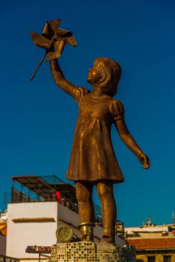 Marmaris 'teki Çocuk Heykelleri' nin olduğu bir çeşme. Oyun oynayan çocukların heykelleri.