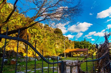 Iulik Arkeoloji Parkı, Marmaris 'in merkezindeki bir yamaçta açık hava müzesi..