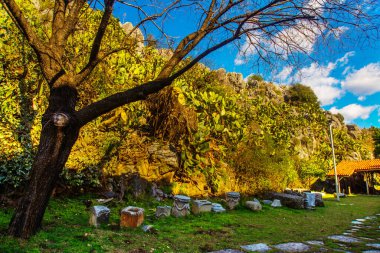 Iulik Arkeoloji Parkı, Marmaris 'in merkezindeki bir yamaçta açık hava müzesi..
