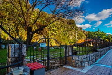 Iulik Arkeoloji Parkı, Marmaris 'in merkezindeki bir yamaçta açık hava müzesi..