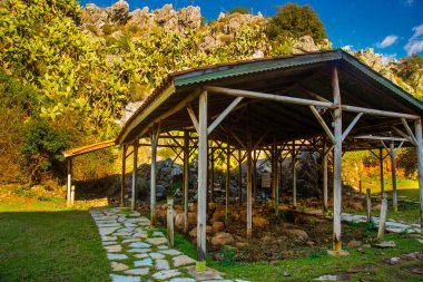 Iulik Arkeoloji Parkı, Marmaris 'in merkezindeki bir yamaçta açık hava müzesi..