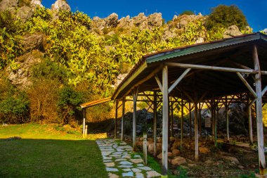 Iulik Arkeoloji Parkı, Marmaris 'in merkezindeki bir yamaçta açık hava müzesi..