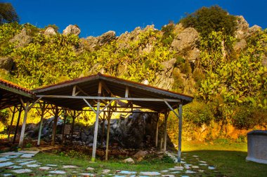 Iulik Arkeoloji Parkı, Marmaris 'in merkezindeki bir yamaçta açık hava müzesi..