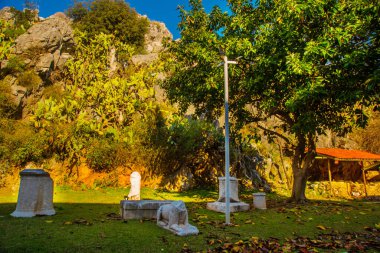 Iulik Arkeoloji Parkı, Marmaris 'in merkezindeki bir yamaçta açık hava müzesi..
