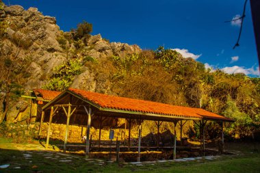 Iulik Arkeoloji Parkı, Marmaris 'in merkezindeki bir yamaçta açık hava müzesi..