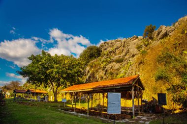 Iulik Arkeoloji Parkı, Marmaris 'in merkezindeki bir yamaçta açık hava müzesi..