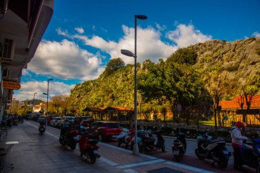 Iulik Arkeoloji Parkı, Marmaris 'in merkezindeki bir yamaçta açık hava müzesi..