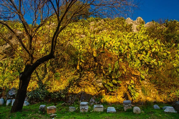 MARMARÍS, TURQUÍA: El Parque Arqueológico de Iulik es un museo al aire libre en una colina en el centro de Marmaris. — Foto de Stock