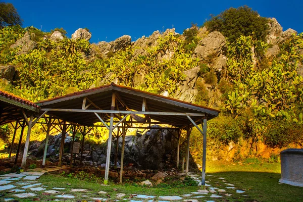 Iulik Arkeoloji Parkı, Marmaris 'in merkezindeki bir yamaçta açık hava müzesi..
