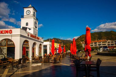 Marmaris, MUGLA, TURKEY: 19 Mayıs 'ta Marmaris' teki Gençlik Meydanı 'nda şehir merkezinde bir kulesi olan ana bina mavi gökyüzü ve bulutların arka planına karşı.