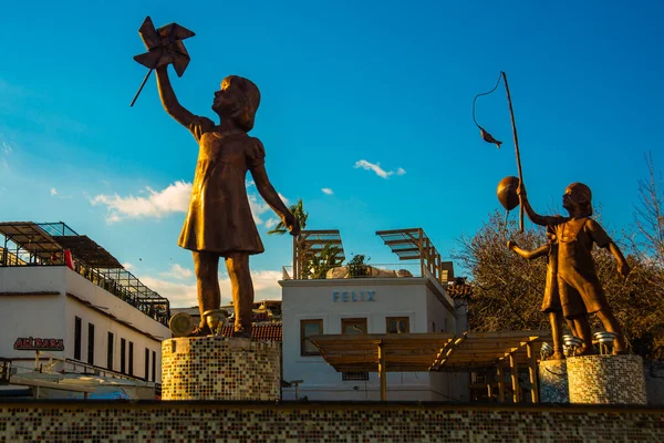 Marmaris Mugla Turquía Fuente Con Esculturas Niños Marmaris Estatuas Niños — Foto de Stock