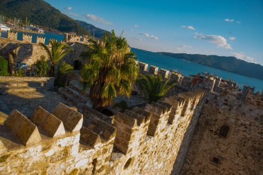 Güneşli bir günde, Marmaris Kalesi 'nin eski taş duvarları, Marmaris Kalesi. Marmaris Kalesinden Görünüm.