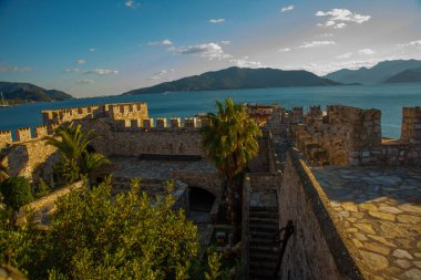 Güneşli bir günde, Marmaris Kalesi 'nin eski taş duvarları, Marmaris Kalesi. Marmaris Kalesinden Görünüm.