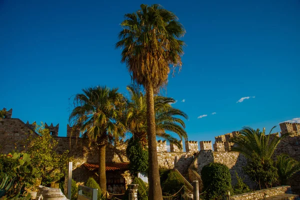 Marmaris 'in eski taş kalesi, güneşli bir günde mavi gökyüzü arka planında..