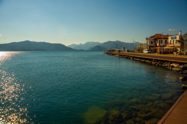 Marmaris, MUGLA, TURKEY: kışın deniz ve dağlarda Marmaris gezinti manzarası.