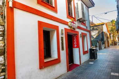 Marmaris, MUGLA, TURKEY: Marmaris 'in merkezinde kafeleri ve restoranları olan turist caddesi