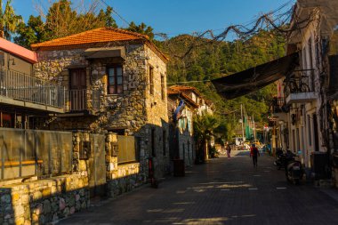 Marmaris, MUGLA, TURKEY: Marmaris 'in merkezinde kafeleri ve restoranları olan turist caddesi