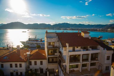 Marmaris, MUGLA, TURKEY: güzel manzara Marmaris şehrinin üst manzarası. Güneşli bir günde Marmaris Kalesi 'nden görüntü.