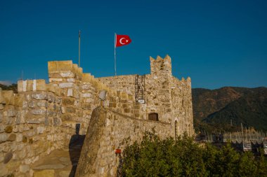 Marmaris, MUGLA, TURKEY: Güneşli bir günde eski taş kale.