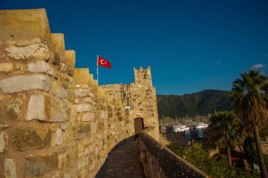 Marmaris, MUGLA, TURKEY: Güneşli bir günde eski taş kale.