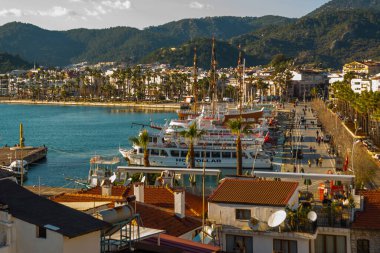 Marmaris, MUGLA, TURKEY: güzel manzara Marmaris şehrinin üst manzarası. Güneşli bir günde Marmaris Kalesi 'nden görüntü.