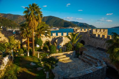 Güneşli bir günde, Marmaris Kalesi 'nin eski taş duvarları, Marmaris Kalesi. Marmaris Kalesinden Görünüm.