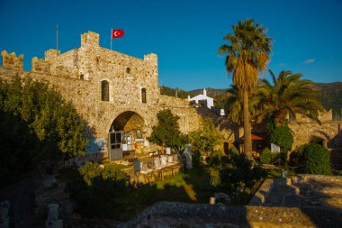 Marmaris, MUGLA, TURKEY: Güneşli bir günde eski taş kale.