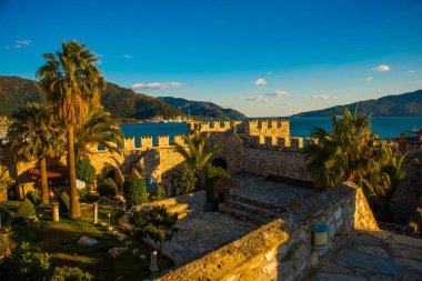 Güneşli bir günde, Marmaris Kalesi 'nin eski taş duvarları, Marmaris Kalesi. Marmaris Kalesinden Görünüm.