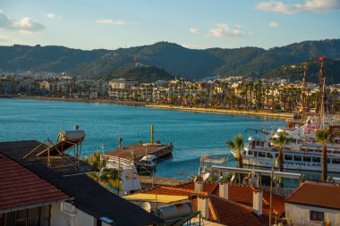 Marmaris, MUGLA, TURKEY: güzel manzara Marmaris şehrinin üst manzarası. Güneşli bir günde Marmaris Kalesi 'nden görüntü.