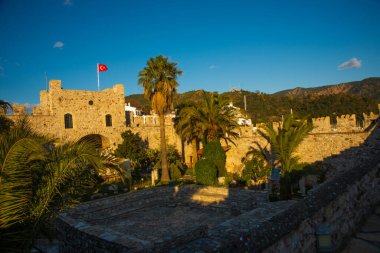 Marmaris, MUGLA, TURKEY: Güneşli bir günde eski taş kale.