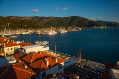 Marmaris, MUGLA, TURKEY: güzel manzara Marmaris şehrinin üst manzarası. Güneşli bir günde Marmaris Kalesi 'nden görüntü.
