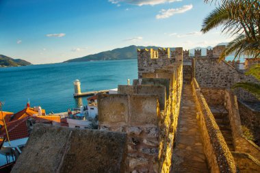 MARİS, MUGLA, TURKEY: güneşli bir günde Marmaris Kalesi 'nden görüntü.