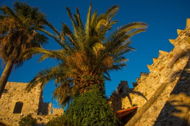 Marmaris 'in eski taş kalesi, güneşli bir günde mavi gökyüzü arka planında..