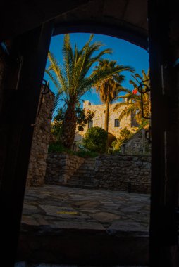 Marmaris 'in eski taş kalesi, güneşli bir günde mavi gökyüzü arka planında..