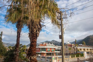Marmaris, MUGLA, TURKEY: Kışın kardaki binaları ve dağları görmek.