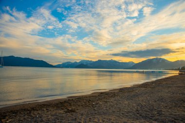 Marmaris, MUGLA, TURKEY: görüntüler Marmaris plajından denize ve kışın kardaki dağlar.