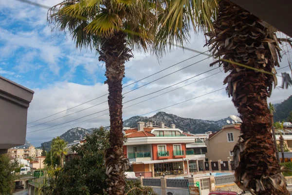 Marmaris, MUGLA, TURKEY: Kışın kardaki binaları ve dağları görmek.