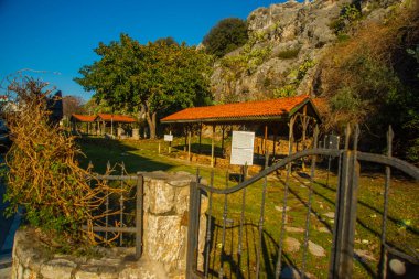 Iuilik Arkeoloji Parkı ya da Refah Kayaları, güneşli bir günde mavi bir arka planda, Marmaris 'in merkezindeki bir yamaçta bulunan eşsiz bir açık hava müzesidir..