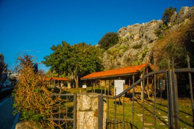 Iuilik Arkeoloji Parkı ya da Refah Kayaları, güneşli bir günde mavi bir arka planda, Marmaris 'in merkezindeki bir yamaçta bulunan eşsiz bir açık hava müzesidir..