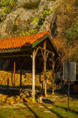 Iuilik Arkeoloji Parkı ya da Refah Kayaları, güneşli bir günde mavi bir arka planda, Marmaris 'in merkezindeki bir yamaçta bulunan eşsiz bir açık hava müzesidir..